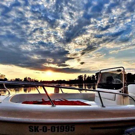 Hausboat Vlnka 아파트 브라티슬라바